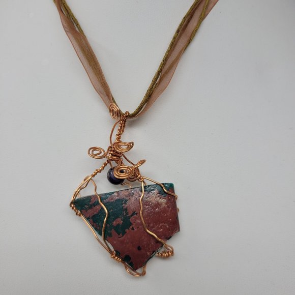 Mixed Media Necklace /Goldtone Curly Q Wiring Around Trianble Glass Piece 18" - Picture 5 of 8